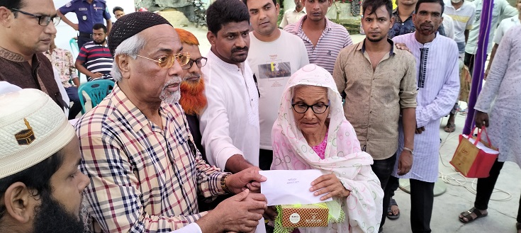 ১৫ আগষ্ট উপলক্ষে চাঁপাইনবাবঞ্জে দরিদ্রদের অর্থ সাহায্য,চিকিৎসা সেবা ও ঔষধ বিতরণ